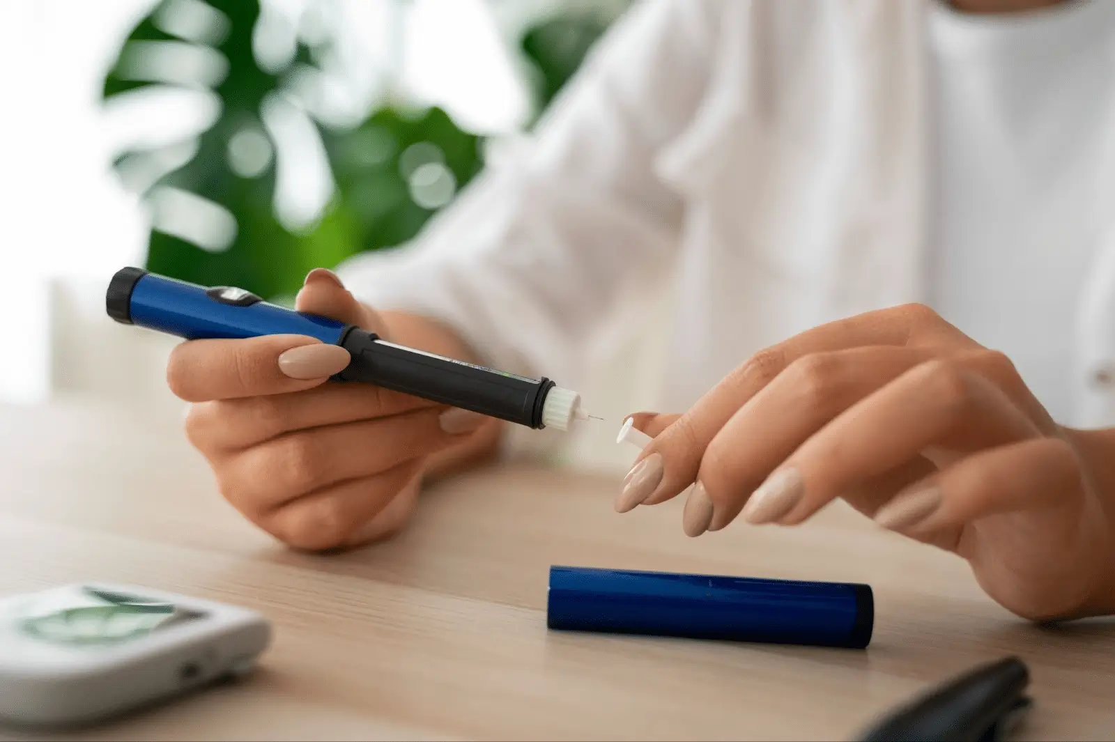 Person holding a Mounjaro pen.